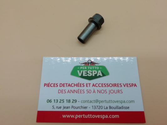 Ecrou de fixation du carburateur  pour Vespa Vna / Vnb / Vba / Vbb / Sprint / Rally / Ts / Px  ( vendue à l'unité )