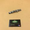 Monogramme (badge,logo) de tablier en aluminium pour Vespa Px / Arco (entre axe 59mm)