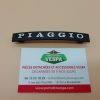 Monogramme (badge, logo)de calandre PIAGGIO . Se clipse en bas de la descente de klaxon pour Vespa Px Arcobaleno