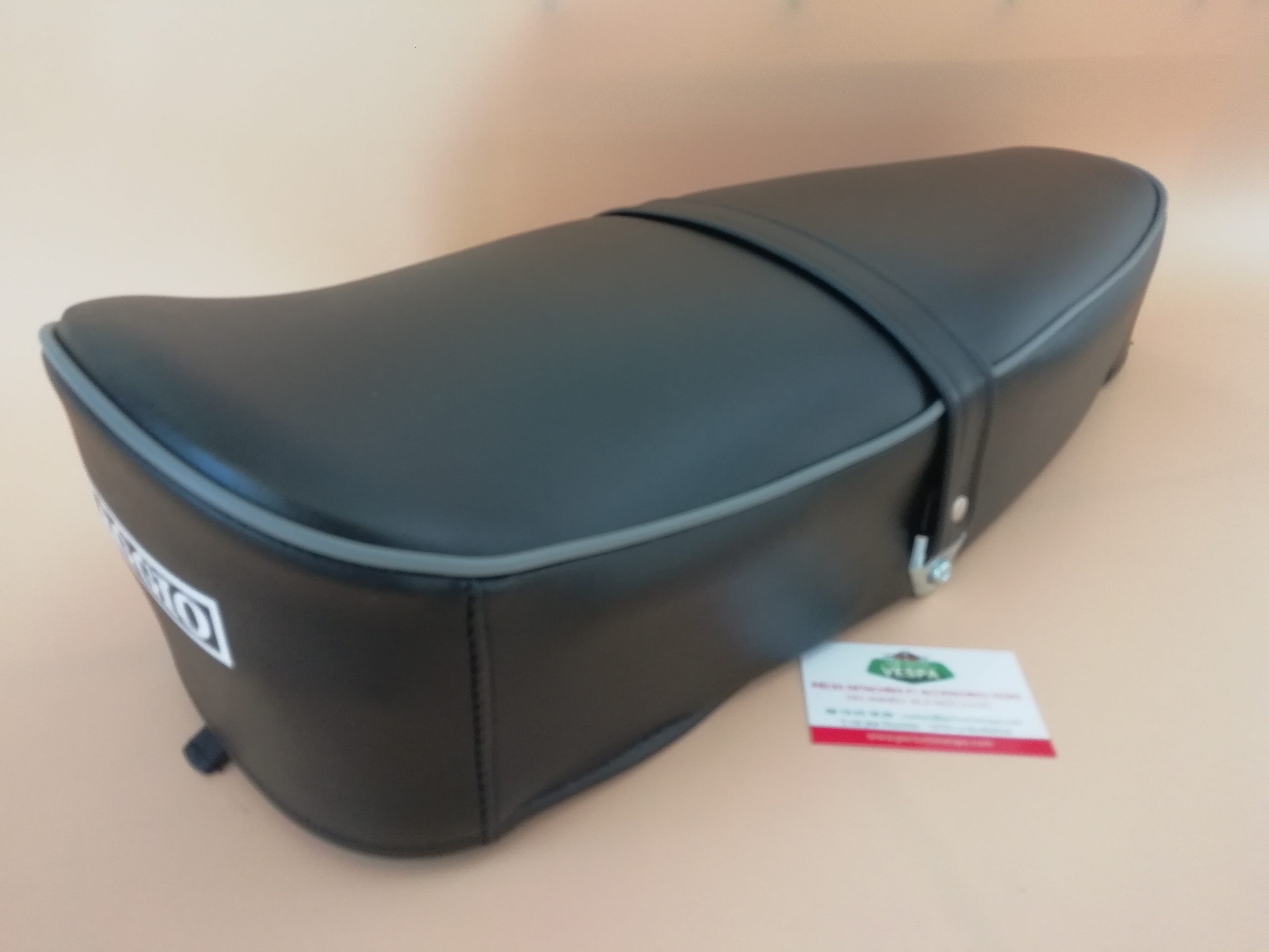 Selle Noire Pour Vespa 125 Primavera / ET3 / 50 / Avec Serrure Avec Logo Piaggio Vendue Sans Le Piton Selle Noire Pour Vespa 125 Primavera / ET3 / 50 / Avec Serrure Avec Logo Piaggio Vendue Sans Le Piton