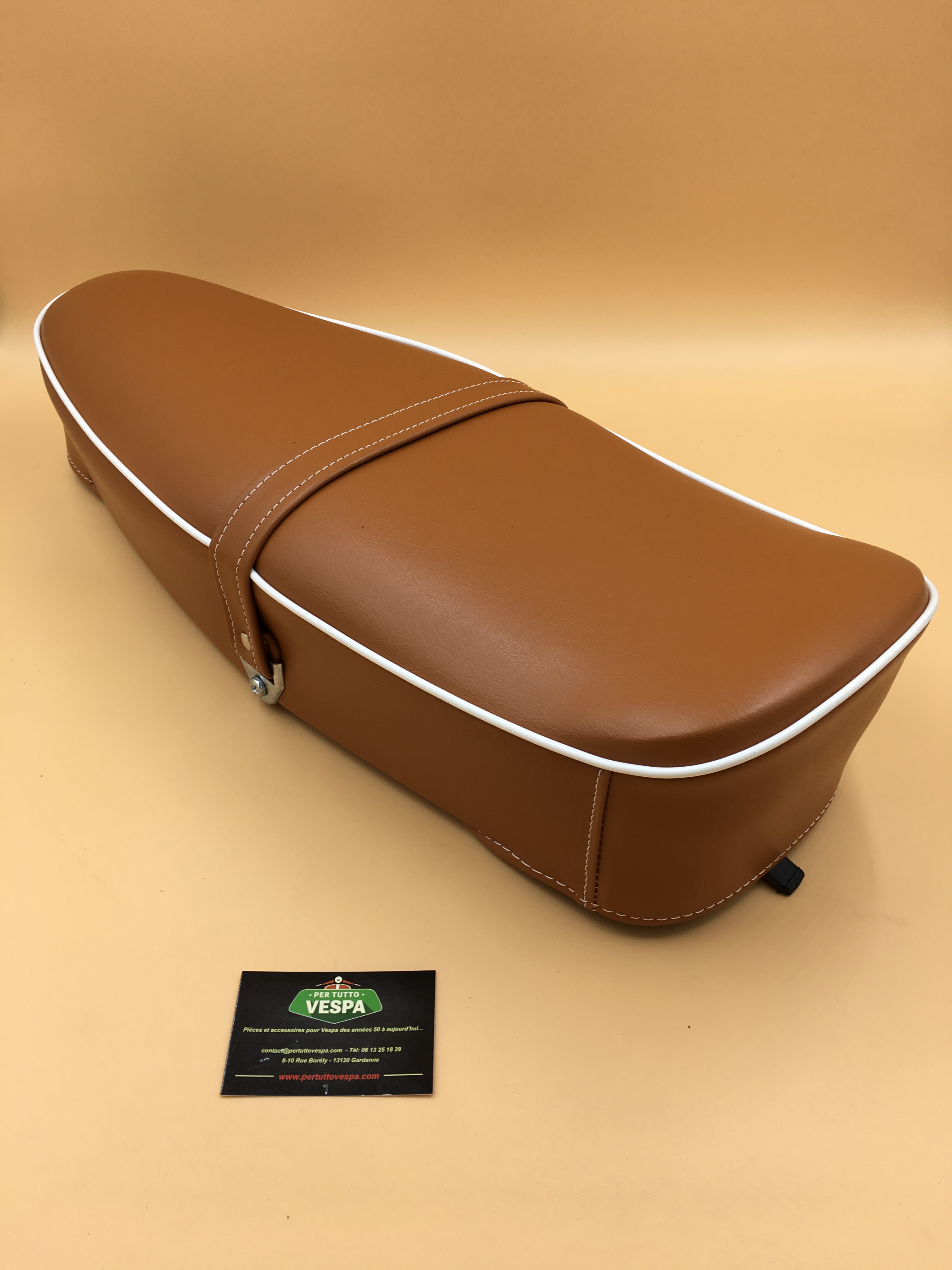  Selle  pour Vespa  125 Primavera 50  de couleur marron 