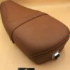 Selle avec serrure pour Vespa PX  couleur marron-havane avec bandes italienne à l'arrière + logo Piaggio (se monte sur tout les PX)