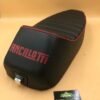 Selle sport Ancillotti noir avec écriture et passe poil rouge / Pour Vespa PX (84-2016) adaptable sur autres grosses coques à partie de 1959.