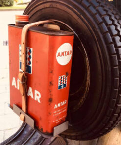 Support bidon d'huile vintage (2 litres) pour  Vespa avec roue de secours 8" sur poutre centrale