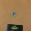 Logo / Badge / insigne de tablier (calandre) Taille 25x30mm en alu adhésif pour vespa 50 (1ère série, 1963-), Vespa V90 (1963-)
