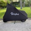 Housse "indoor" en tissus extensible doux / ne raye pas la peinture / noir avec logo vespa blanc.