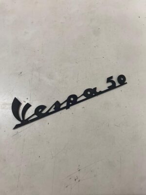 Logo (insigne) de tablier en métal noir à coller / pour vespa 50 N, V5A1T 11600 ->