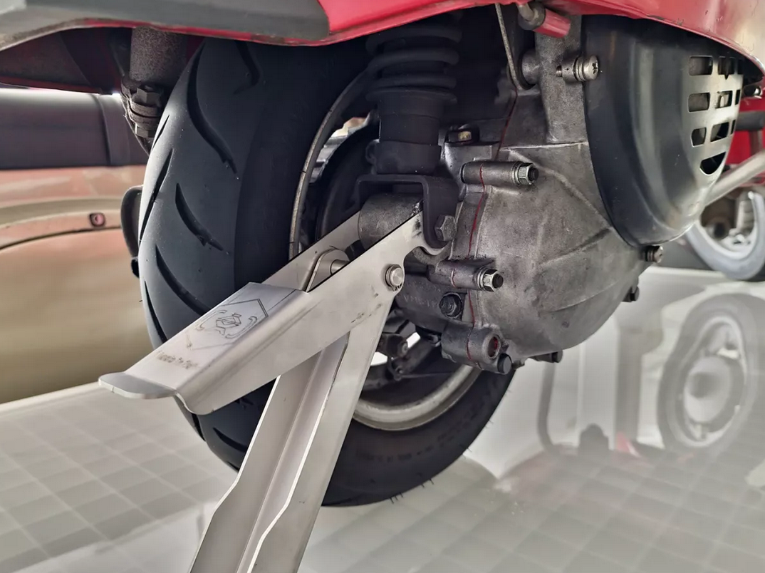 Béquille de moteur -idéal en cas de crevaison ou simplement pour lever l'arrière de la vespa / Pour Vespa PX, T5, Rally, TS, GT, GTR, Sprint, SS180, GS160 – Image 2